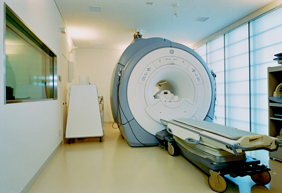 See Through MRI検査室に開放型磁気シールドを適用した例