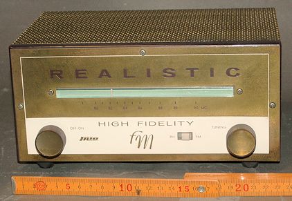 日本初のFM受信機 (発売1957年：NHKによる実験放送も同年開始)