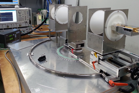 EMPROOF&reg;素材の測定状況例丸い穴が開いているところへ素材をセットして測定